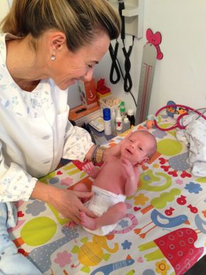 Beatriz Bielsa Rodrigo Pediatra doctora con un bebe